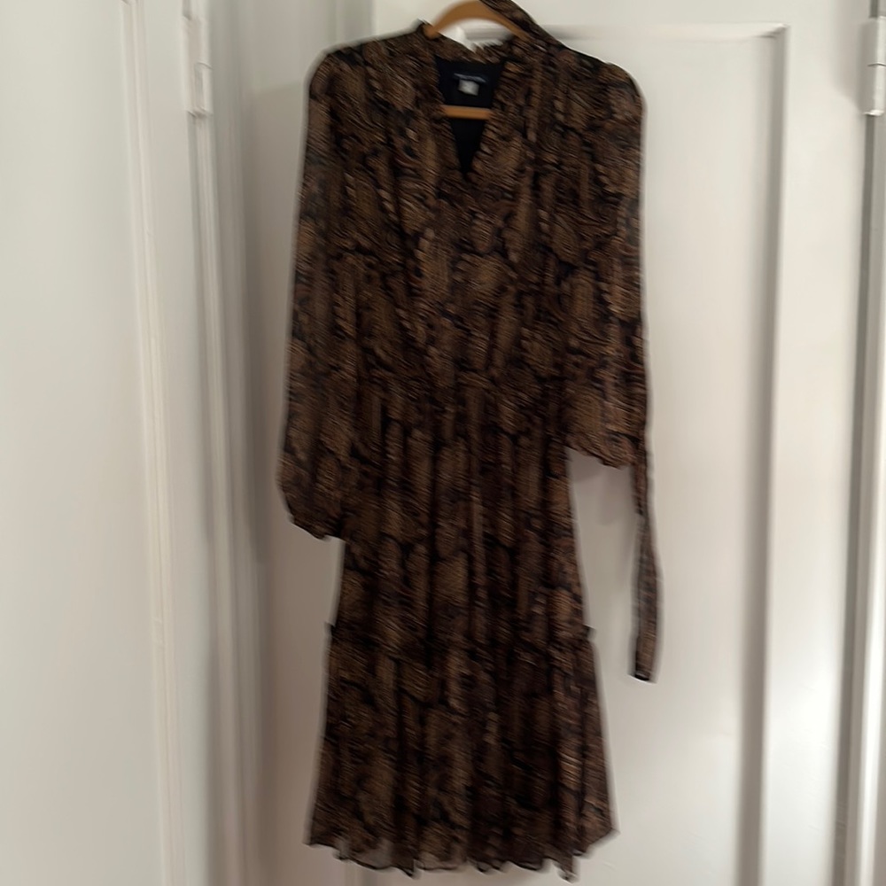 Long sleeve, fully lined,V-neck, elastic waist w belt